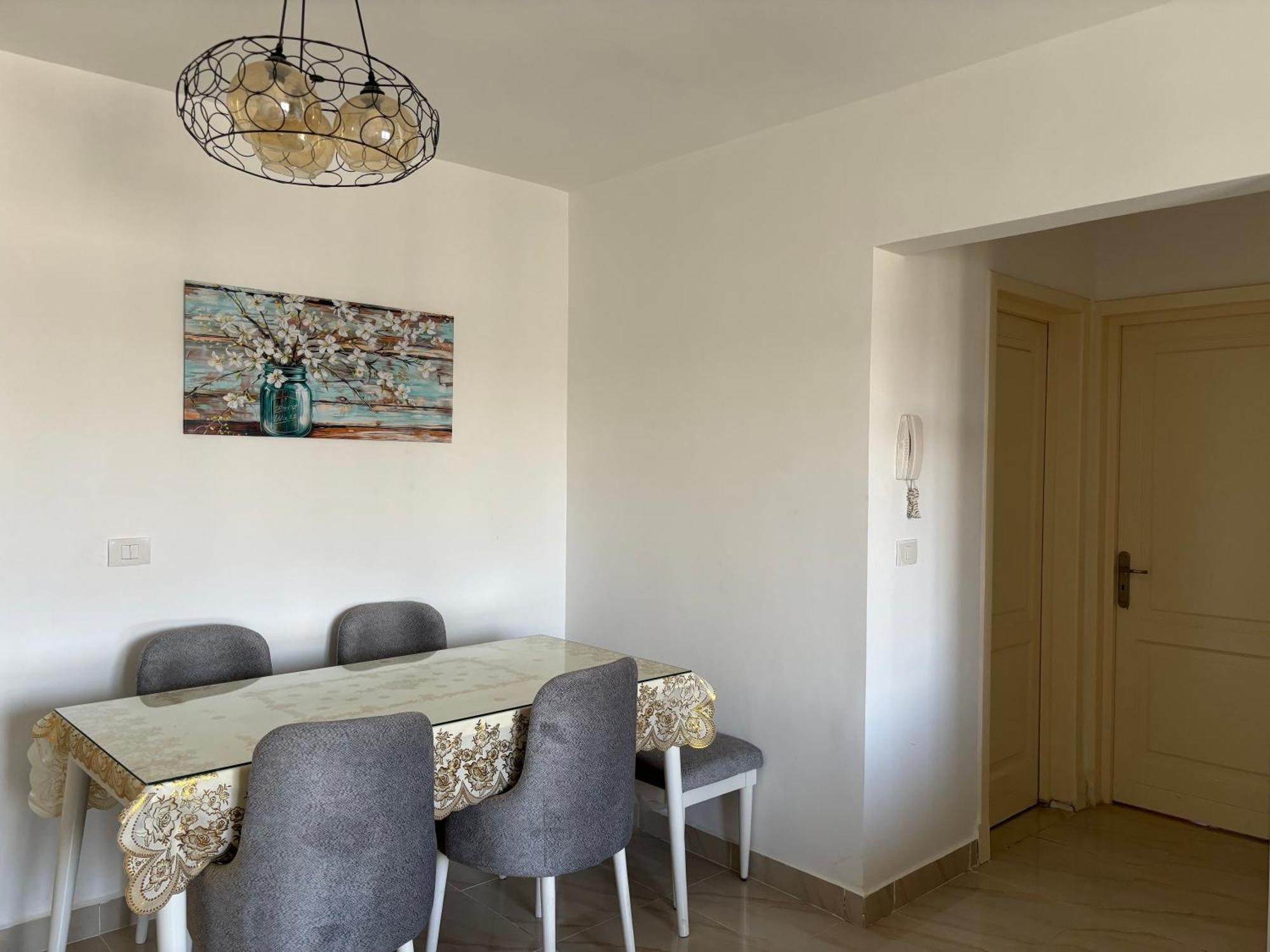Luxury Inn: 2br Prime Location In B12 Appartement